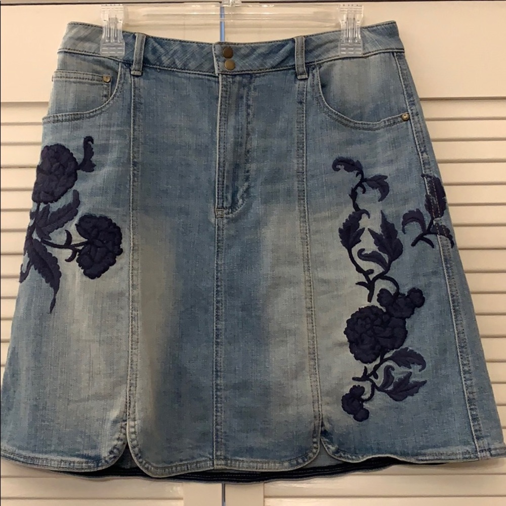 Anthroplogie Pilcro embroidered denim tulip skirt